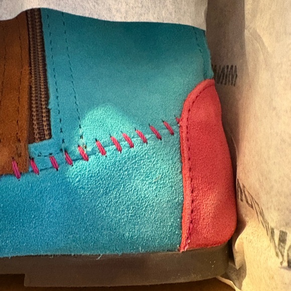 Brand New in Box Minnetonka Women’s Size 10 Stranger Things Holly Wheeler Boots - Picture 4 of 12